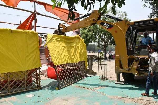 Joint teams remove encroachments from defence land