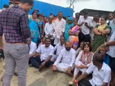 Mumbai Metro work: Shiv Sena MLA Tukaram Kate's 'muddy' protest in Mankhurd