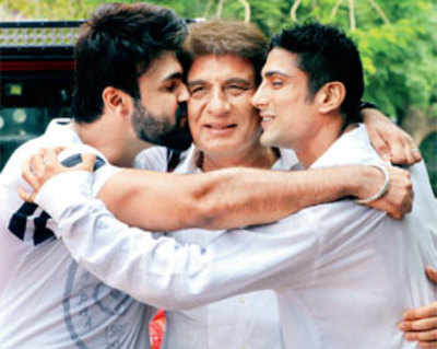 Arya, Prateik and Raj Babbar's picture perfect moment