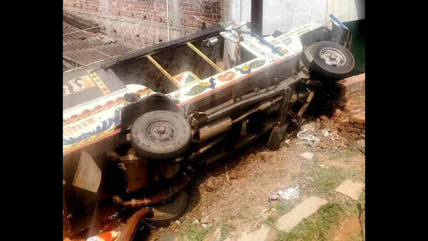 Two killed, several injured in road accident in Giridih