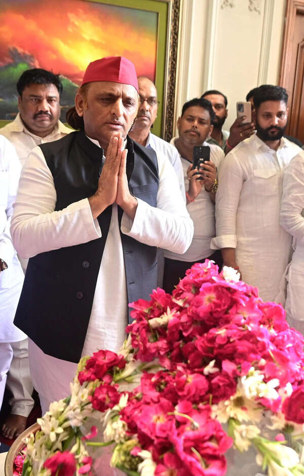 My chest feels heavy with grief: Akhilesh