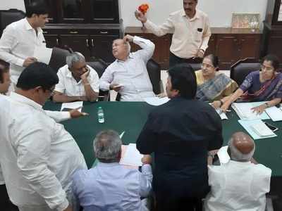 Congress- JD(S) coalition govt reduced to minority as 13 MLAs resign in one go,