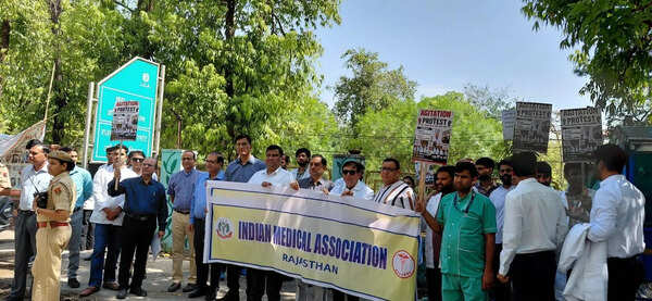 Docs protest as RGHS boycott continues, warn of state-wide shutdown