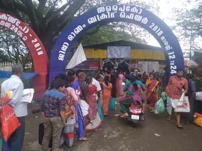 Kerala floods: People in Palakkad attempt to cope with tragedy; queue up in front of Onam market