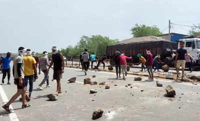 Agnipath Scheme Protest LIVE Updates: 1 dead, trains torched, roads blocked as protests turn violent across states