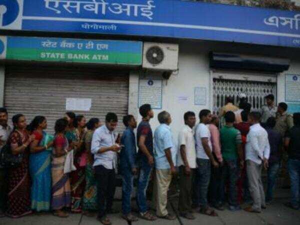 Humour: People standing in an ATM queue unknowingly win the Mannequin Challenge