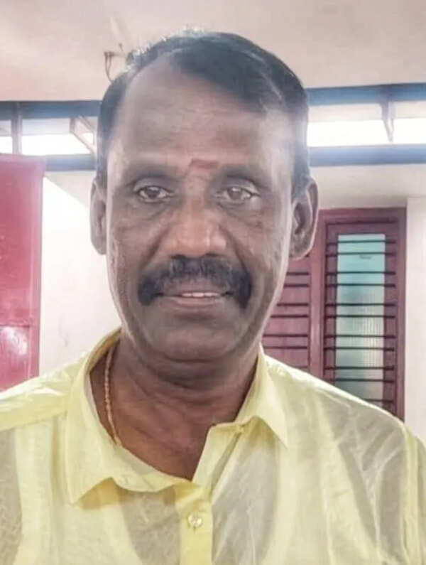 Cop dies after banging into gate at counting centre