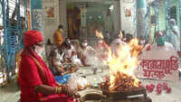 Locals perform ‘havan’ in Kolkata to eradicate coronavirus 