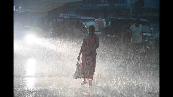Heavy rain lashes Patna district, causes widespread disruption