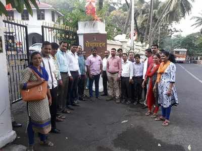 School heads, teachers protest across Maharashtra for aid