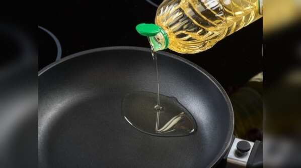 Butter, ghee or oil: What's a healthier choice? | Ghee or Oil which is ...