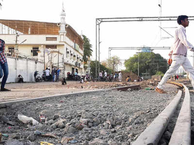 Mumbai Local: Death traps on Western Railway lines are being walled in