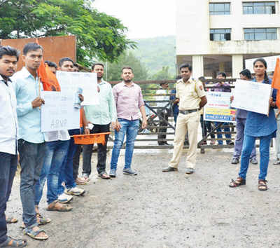 Protest over Navi Mumbai college’s late fee policy