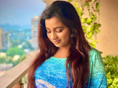 Shreya Ghoshal announces pregnancy, shares adorable picture