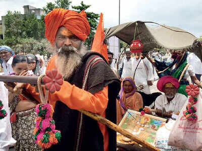 65-year-old ‘Shravanbal’ takes elderly kin for wari 65-year-old ‘Shravanbal’ takes elderly kin for wari