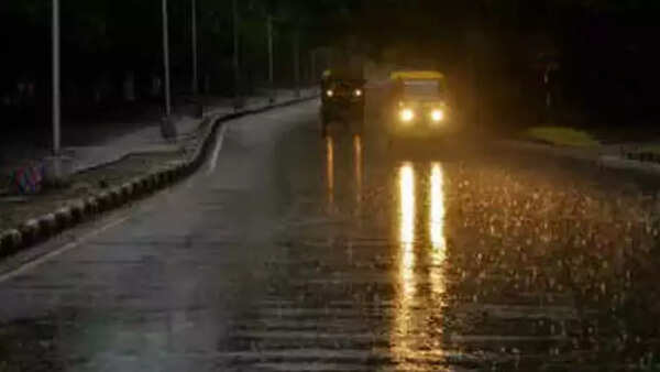 Thunderstorm cools Delhi, improves AQI, but hits flights