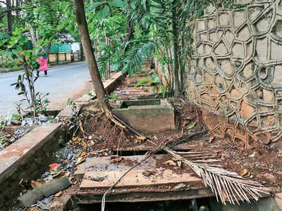Juhu VIPs thrown off the pavements: Month after demolition, footpaths still unusable