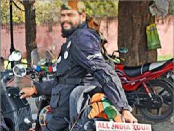 This double-amputee is on a 50,000km bike ride across India
