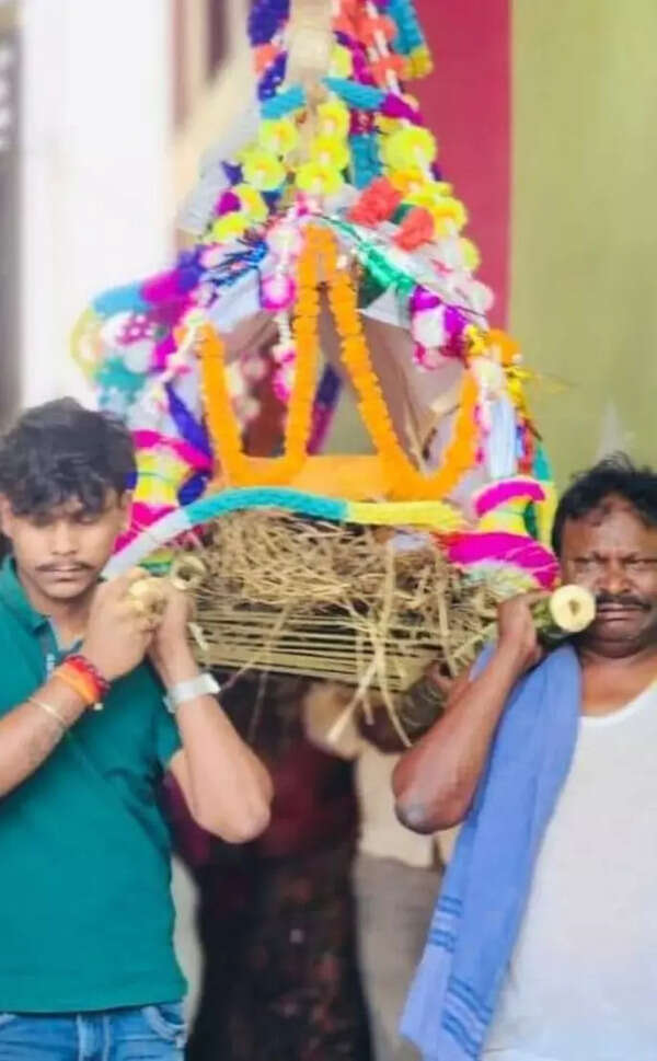 Jd(u) Mla, Kintake Out Pet Dog’sfuneral Procession Patna News Times