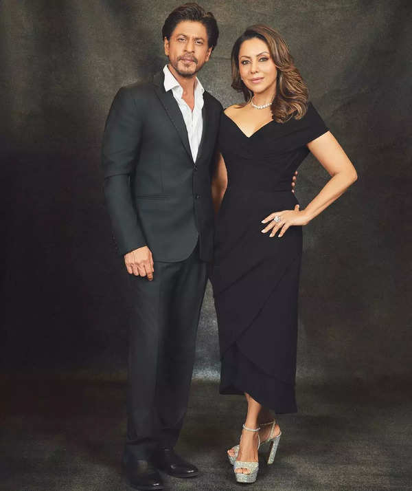 Shah Rukh Khan Poses Romantically With Wife Gauri Khan Fans Call Them King And Queen See