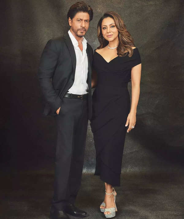 Shah Rukh Khan Poses Romantically With Wife Gauri Khan Fans Call Them King And Queen See 