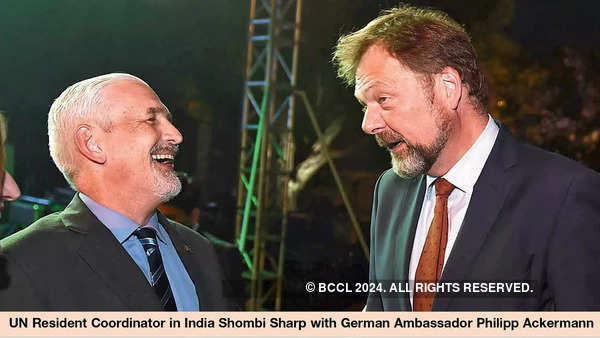 Il coordinatore residente delle Nazioni Unite in India Shumbi Sharp con l'ambasciatore tedesco Philipp Ackermann