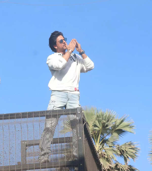 Shah Rukh Khan strikes his signature pose as he greets fans on Eid |  Filmfare.com