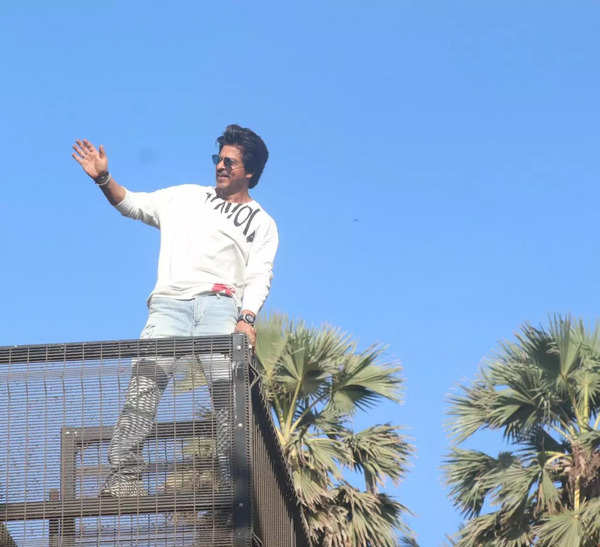 Shah Rukh Khan congratulates fans as they create a Guinness World Record  for most people performing SRKs iconic pose outside Mannat  Hindi Movie  News  Times of India