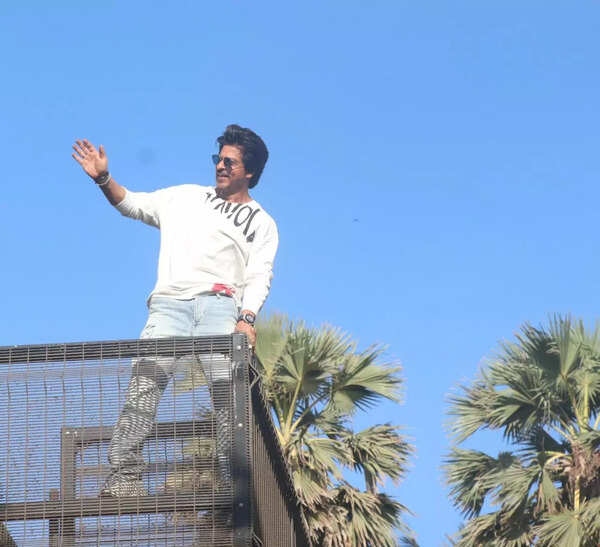 Shah Rukh Khan strikes his iconic pose for fans from 'Mannat' on Eid -  IndiaPost NewsPaper