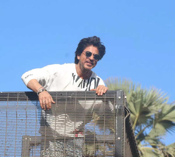 Eid-ul-Fitr 2023: Shah Rukh Khan wishes fans outside 'Mannat', strikes his signature  pose - The Economic Times