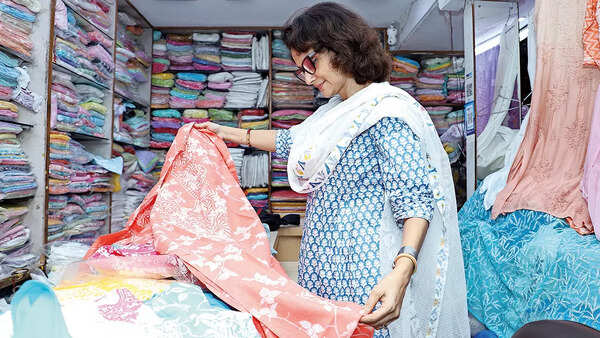 Rajeshwari Sachdev shopped for chikan stuff in Lucknow (BCCL/ Aditya Yadav)