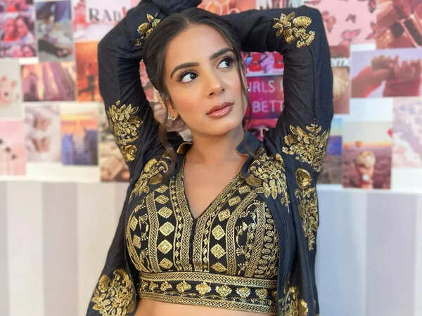 Nikki Sharma glamorous photo
