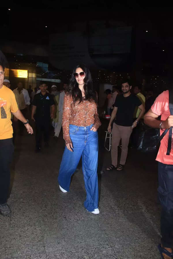600px x 899px - Katrina Kaif gets mobbed by crowd at the airport; her staff pushes fans  away - See photos | Hindi Movie News - Times of India