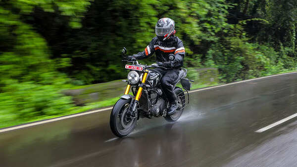 Triumph Speed 400 riding 2