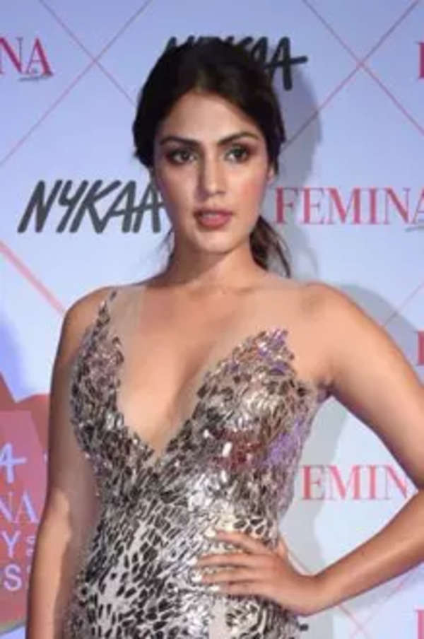 Rhea_Chakraborty,_6th_Nykaa_Femina_Beauty_Awards_2020_(11)_(cropped)