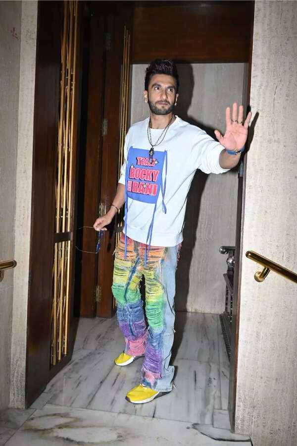 HQ Pics] Ranveer Singh in a hot pink suit and Ranbir Kapoor in a