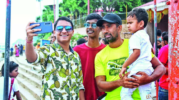 Wriddiman with his fans at Assi Ghat