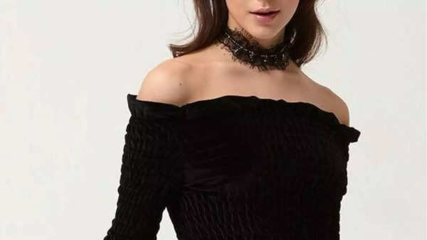 off shoulder neckline with lace choker