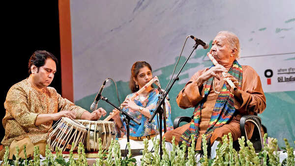 (L-R) Ustad Rashid Mustafa Thirakwa, Vaishnavi Joshi and Pandit Hari Prasad Chaurasia