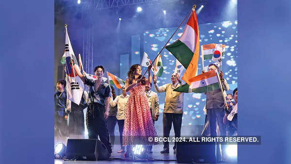 아티스트들이 인도 국기와 태극기를 흔들며 행사는 마무리됐다.