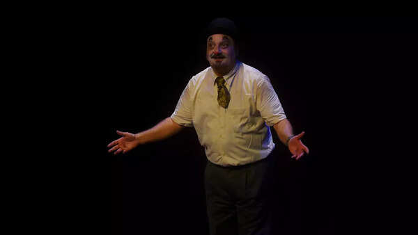 Vinay Pathak dressed as a clown performed Shakespeare's 'King Lear' in Delhi's O P Jindal Auditorium.