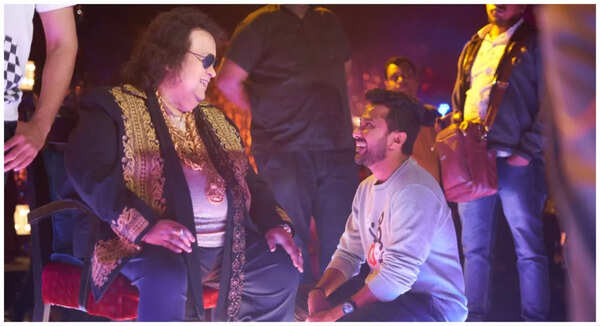 On the sets of Yaar Bina Chain Kaha Re