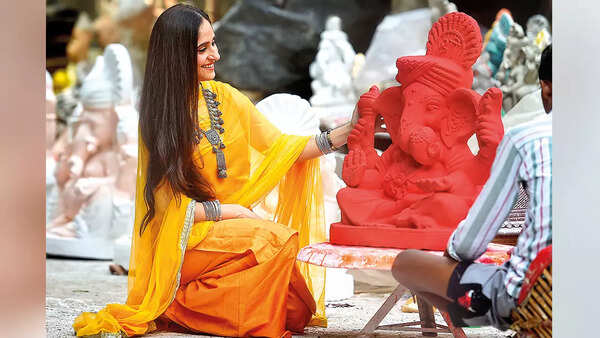 The actress went to a market in Sarojini Nagar with us