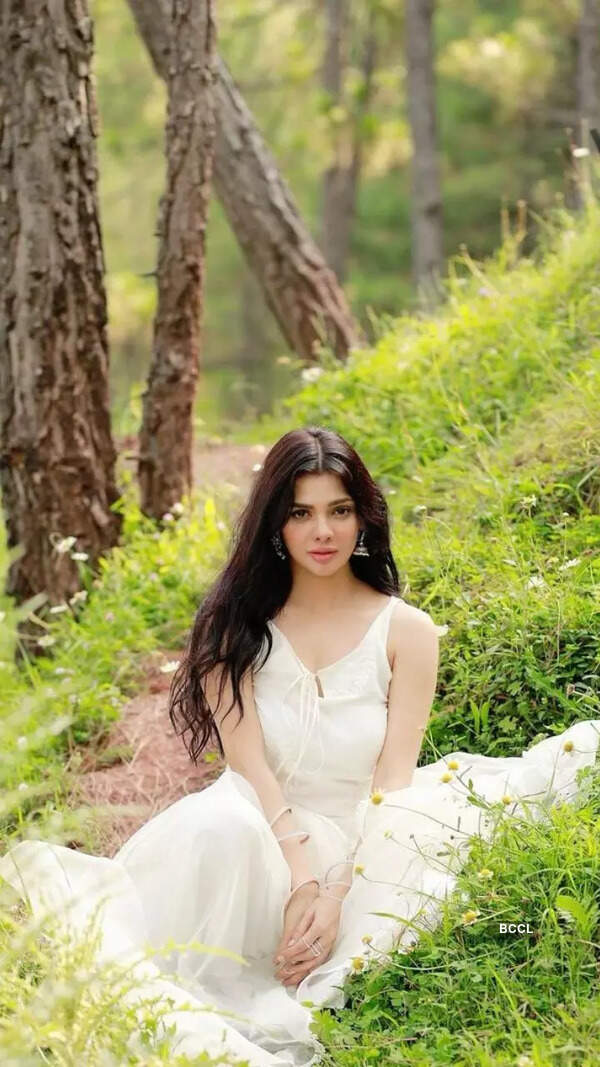 Sara Loren Photos