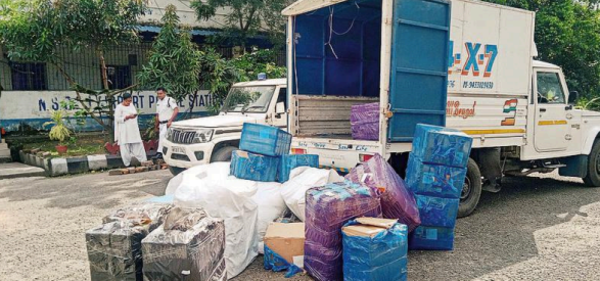 Standoff between Customs & cops over truck laden with clothes, shoes