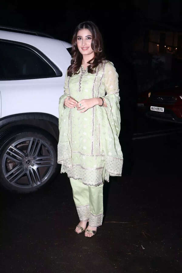 Ganesh Chaturthi 2023: Sara Ali Khan visits Kartik Aaryan's house for  Ganpati darshan; Rasha Thadani wins Sartik fans' heart