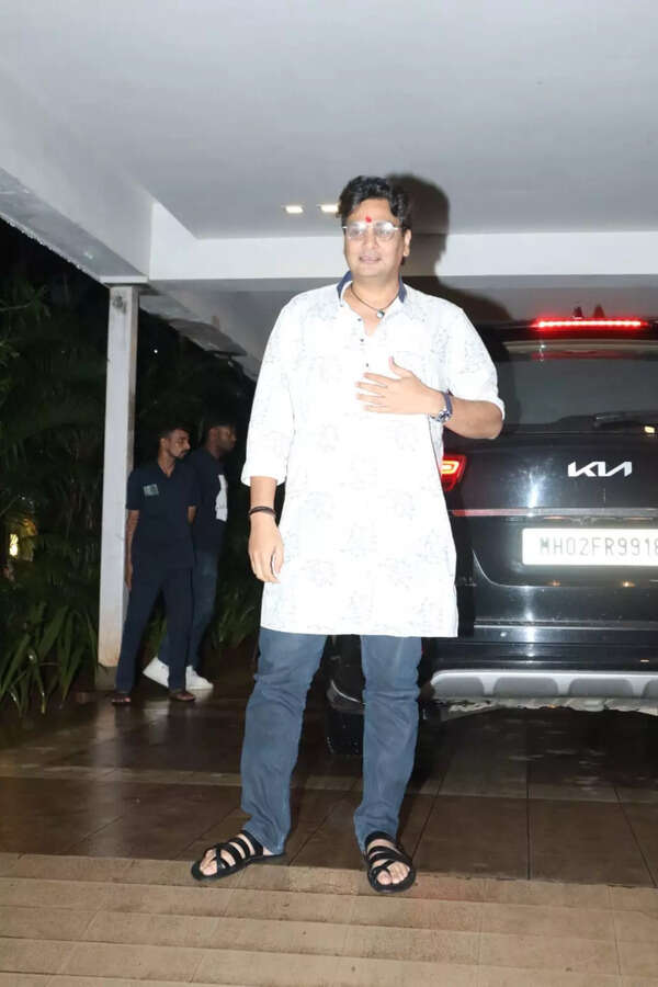 Sara Ali Khan arrives at Kartik Aaryan's house for Ganpati darshan, Manish  Malhotra, Bhushan Kumar, Rasha Thadani and other celebs also pay their  visit