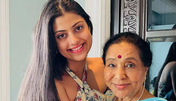 Asha-Bhosle-with-granddaughter-Zanai-Bhosle-e1652089436110.