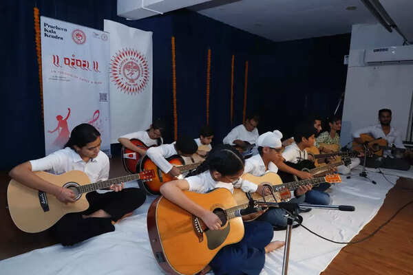 guitar presentation by the students of the Kendra (2)