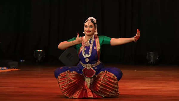 Bharatanatyam Dance Poses and Outfits